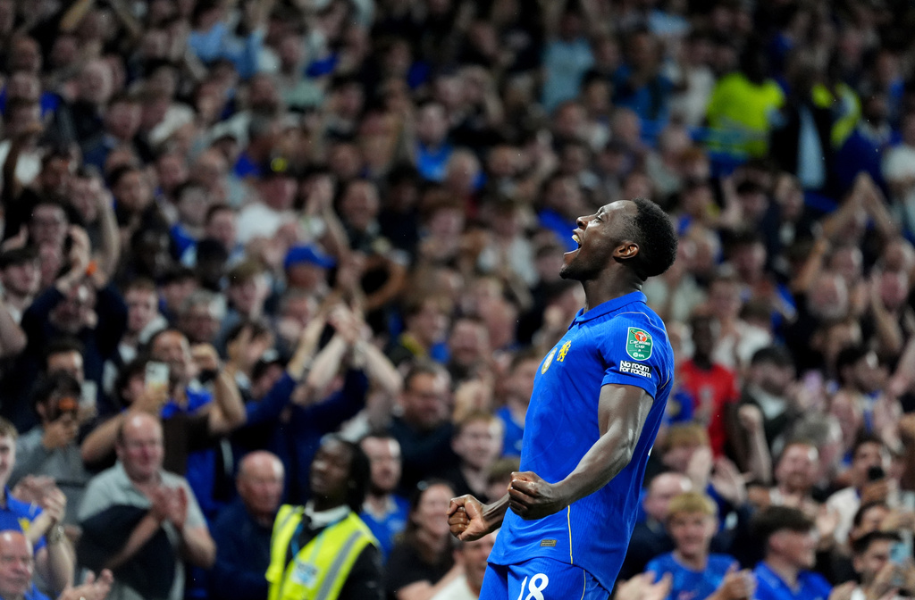 Chelsea's Danny Welbeck celebrates scoring during the League Cup soccer match between Chelsea and Luton Town in London, Thursday Aug. 27, 2026. (Adam Davy/PA via AP)