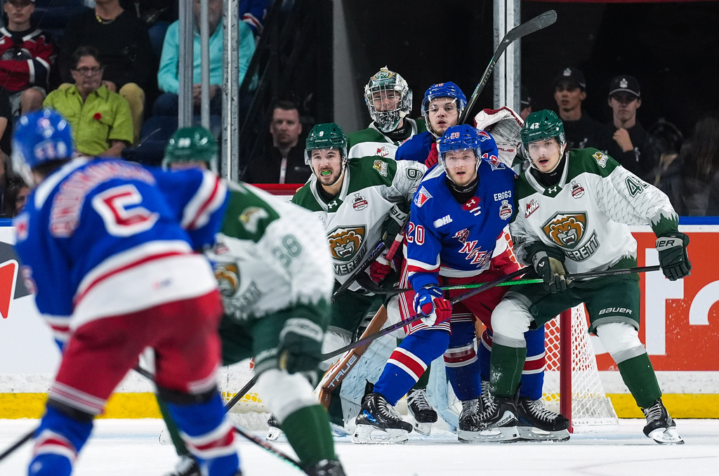 Everett Silvertips' Landon DuPont (9), goalie Anders Miller (31), Brek Liske (42) and Kitchener Rangers' Gabriel Chiarot (20) and Dylan Edwards (16) watch for the shot on goal during the first period of a Memorial Cup hockey game in Kelowna, British Columbia, Monday, May 25, 2026. (Darryl Dyck/The Canadian Press via AP)