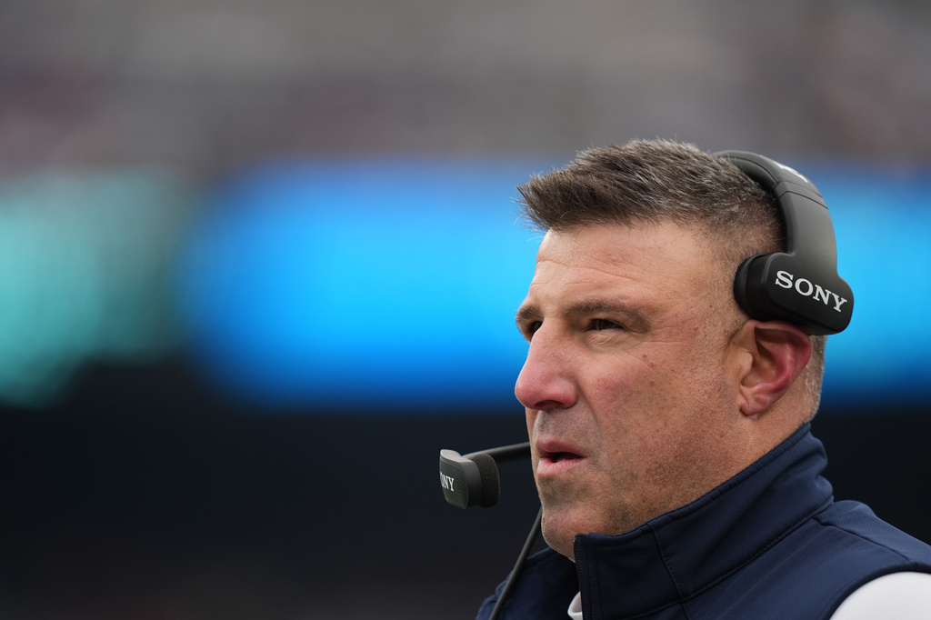 New England Patriots head coach Mike Vrabel looks on during the first half of an NFL football game against the New York Jets, Sunday, Dec. 28, 2025, in East Rutherford, N.J. (AP Photo/Frank Franklin)