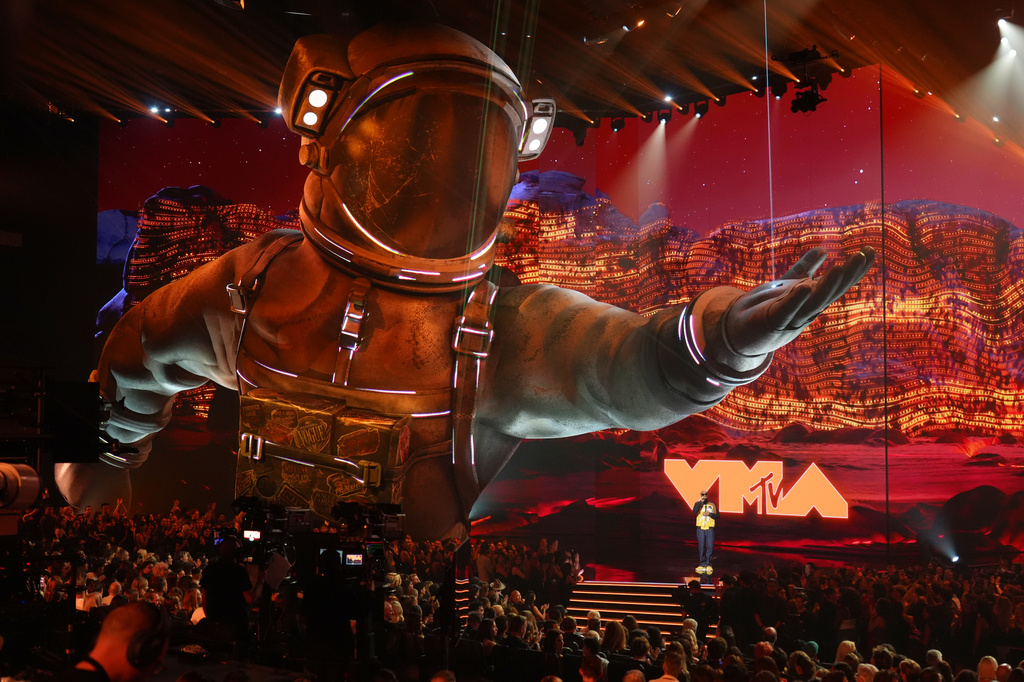 Host Snoop Dogg speaks during the MTV Video Music Awards on Sunday, Sept. 27, 2026, at the Peacock Theater in Los Angeles. (AP Photo/Chris Pizzello)