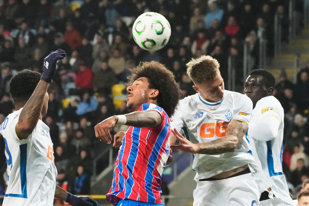 Crystal Palace's Chris Richards, centre, challenges for the ball with Dynamo Kyiv's Volodymyr Brazhko during the Conference League soccer match between Dynamo Kyiv and Crystal Palace in Lublin, Poland, Thursday, Oct. 2, 2025. (AP Photo/Czarek Sokolowski)
