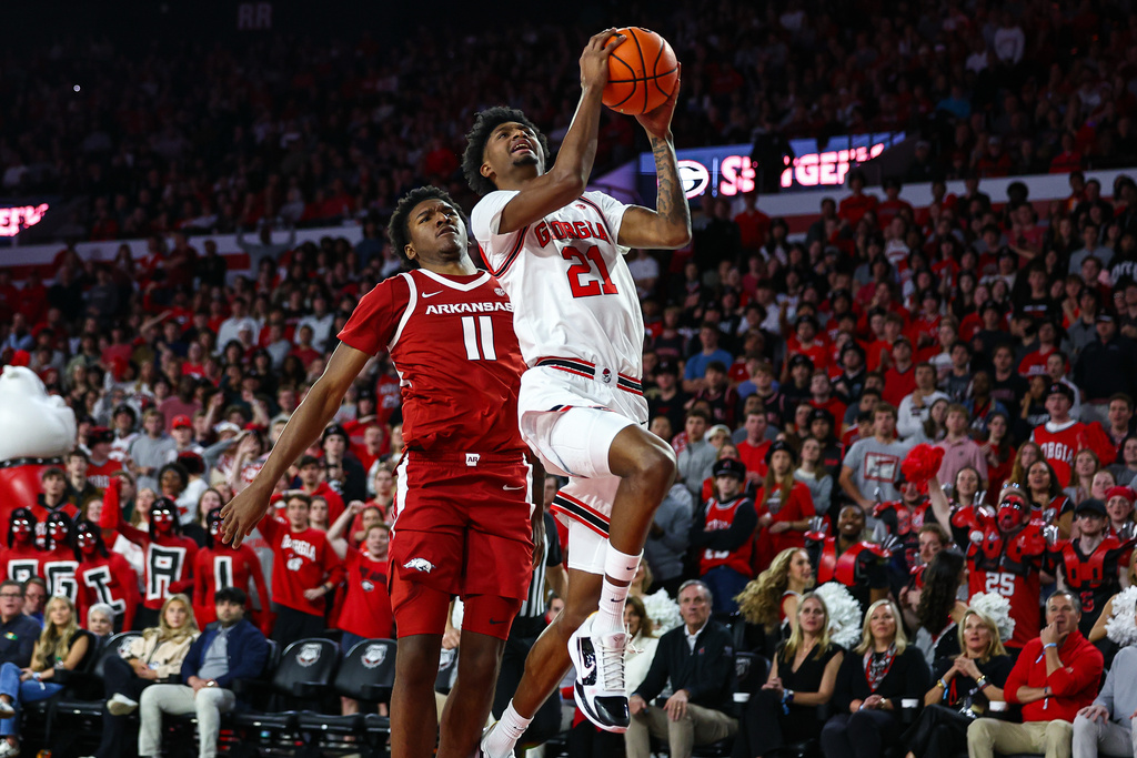 Georgia forward Jake Wilkins (21) shoots against Arkansas forward Karter Knox (11) during the first half of an NCAA college basketball game, Saturday, Jan. 17, 2026, in Athens, Ga. (AP Photo/Colin Hubbard)