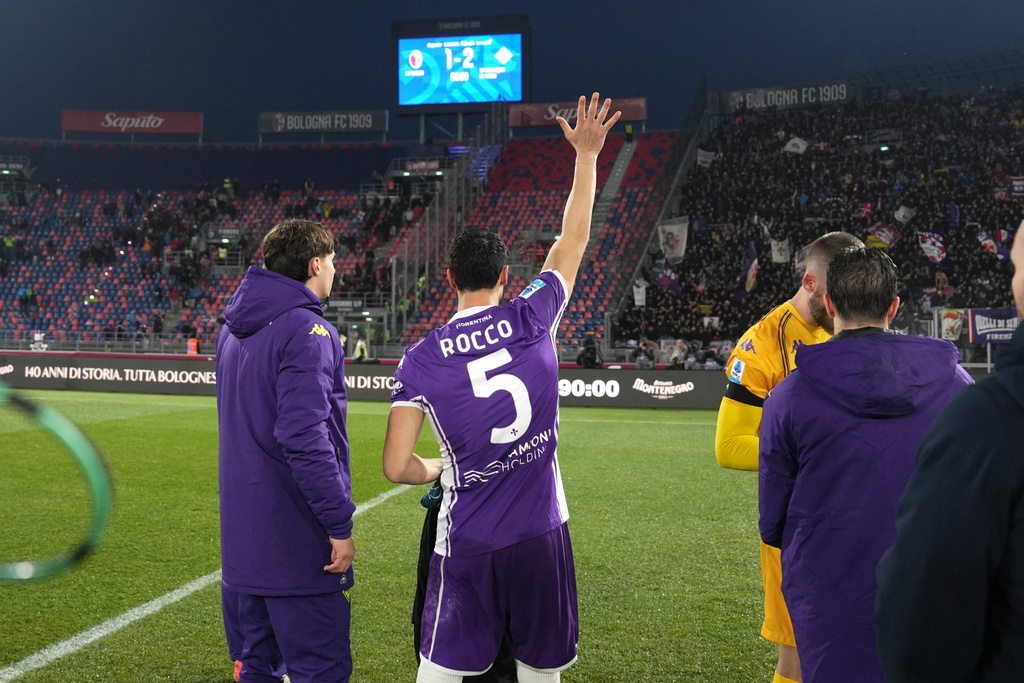 Fiorentina's Rolando Mandragora with a jersey of Fiorentina's President Rocco Commisso celebrates the victory at the end of the Serie A soccer match between Bologna and Fiorentina in Bologna, Italy, Sunday, Jan.18, 2026. (Massimo Paolone/LaPresse via AP)