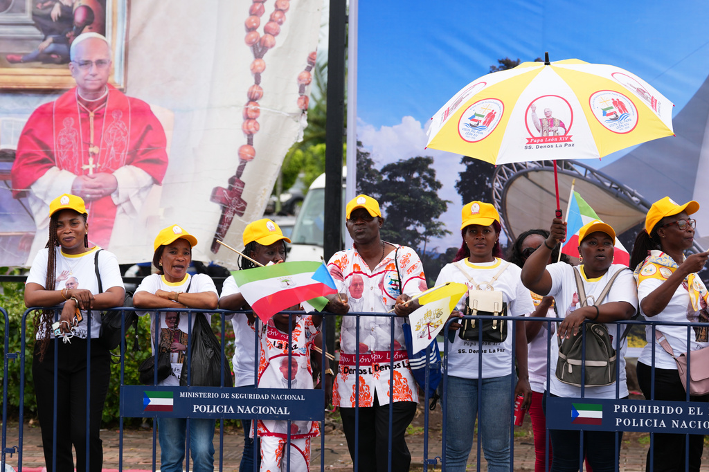 Faithful wait for the arrival of Pope Leo XIV at the airport in Malabo, Equatorial Guinea, Tuesday, April 21, 2026. (AP Photo/Misper Apawu)