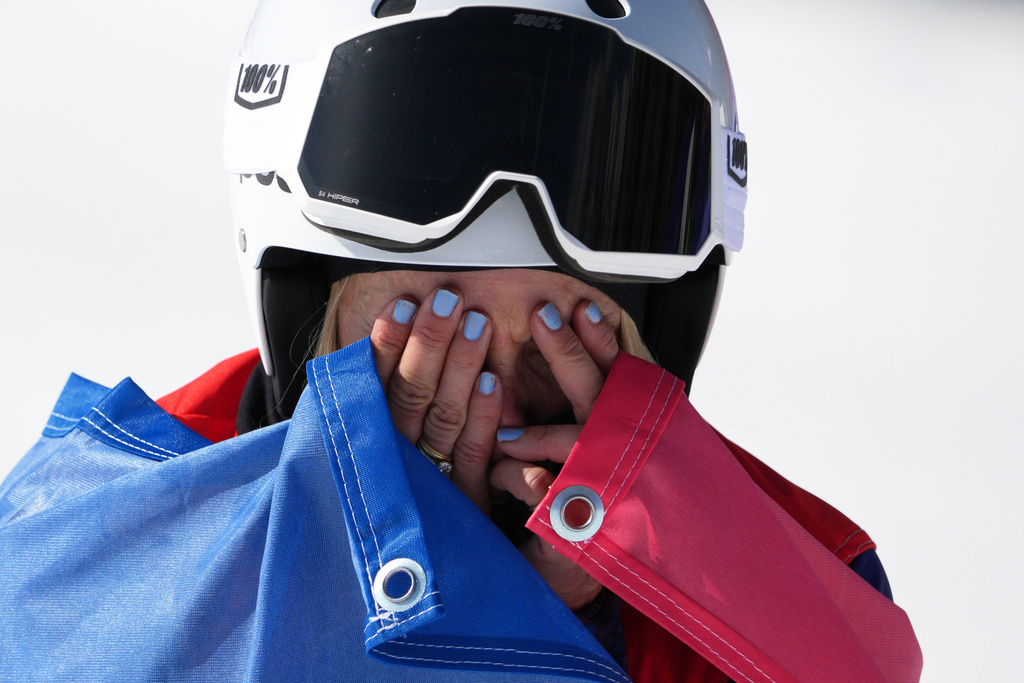 Cecile Hernandez, of France, reacts after winning the gold medal in the women's snowboard cross SB-LL2 at the 2026 Winter Paralympics, in Cortina d'Ampezzo, Italy, Sunday, March 8, 2026. (AP Photo/Emilio Morenatti)