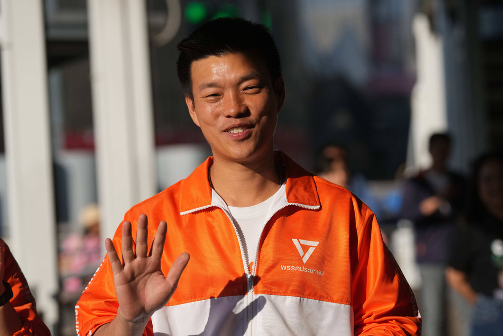 File - Leader of People's Party prime minister candidate Natthaphong Ruengpanyawut waves during an election campaign in Bangkok, Thailand, Jan. 10, 2026. (AP Photo/Sakchai Lalit, File)
