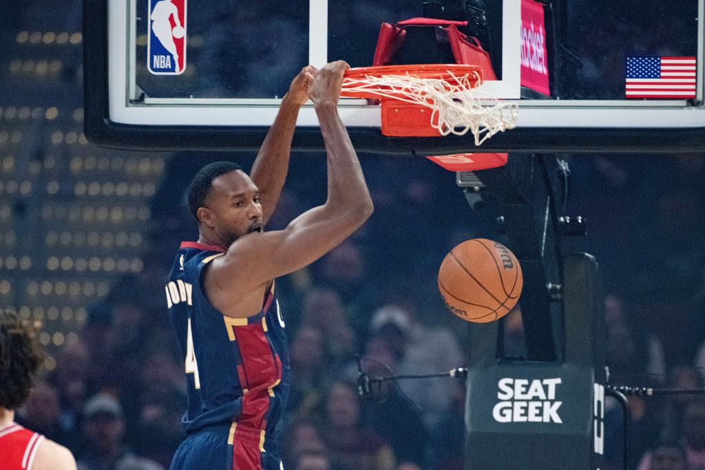 Cleveland Cavaliers' Evan Mobley dunks against the Chicago Bulls during the first half of an NBA basketball game in Cleveland, Saturday, Nov. 8, 2025. (AP Photo/Phil Long)