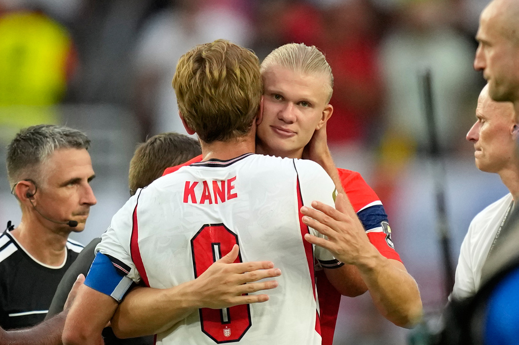 Norway's Erling Haaland and England's Harry Kane embrace at the end of the World Cup quarterfinal soccer match between Norway and England in Miami Gardens, Fla., Saturday, July 11, 2026. (AP Photo/Rebecca Blackwell)
