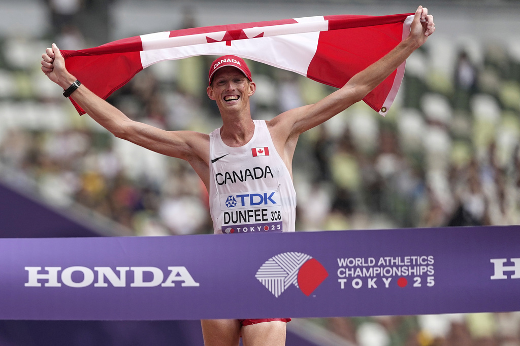 Canada's Evan Dunfee celebrates as he wins the gold in the men's 35 kilometers race walk at the World Athletics Championships in Tokyo, Saturday, Sept. 13, 2025. (AP Photo/Petr David Josek)
