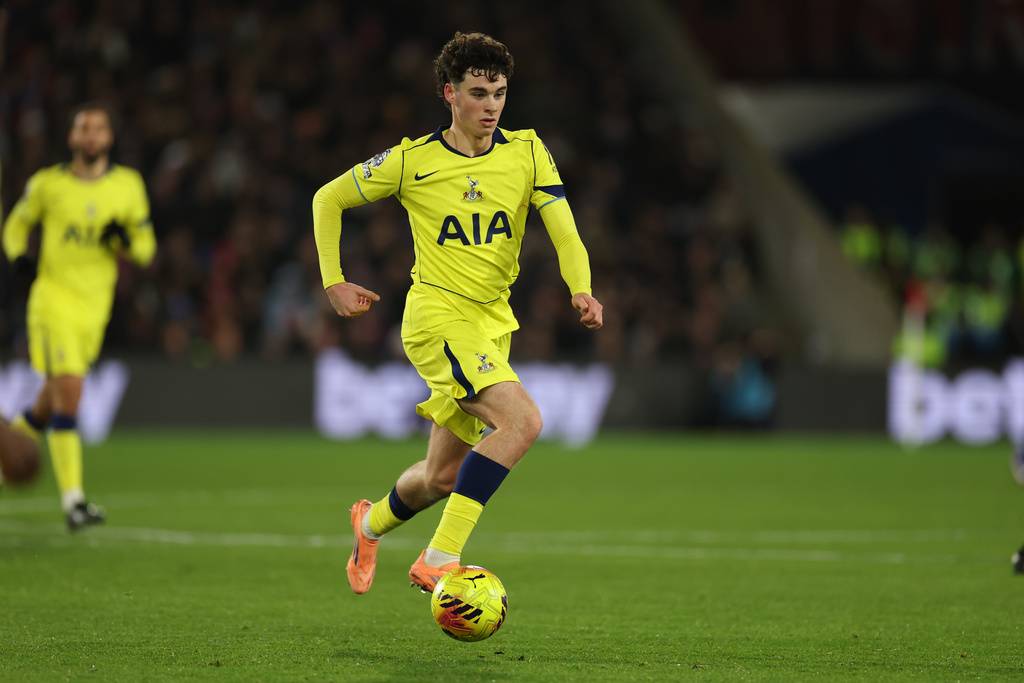 Tottenham's Archie Gray controls the ball during the English Premier League soccer match between Crystal Palace and Tottenham Hotspur in London, Sunday, Dec. 28, 2025. (AP Photo/Ian Walton)