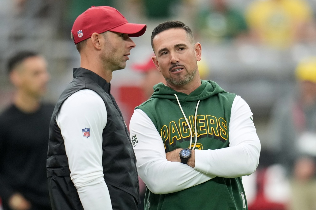 Arizona Cardinals head coach Jonathan Gannon talks to Green Bay Packers head coach Matt Lafleur before an NFL football game Sunday, Oct. 19, 2025, in Glendale, Ariz. (AP Photo/Ross D. Franklin)