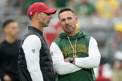 Arizona Cardinals head coach Jonathan Gannon talks to Green Bay Packers head coach Matt Lafleur before an NFL football game Sunday, Oct. 19, 2025, in Glendale, Ariz. (AP Photo/Ross D. Franklin) Arizona Cardinals head coach Jonathan Gannon talks to Green Bay Packers head coach Matt Lafleur before an NFL football game Sunday, Oct. 19, 2025, in Glendale, Ariz. (AP Photo/Ross D. Franklin)