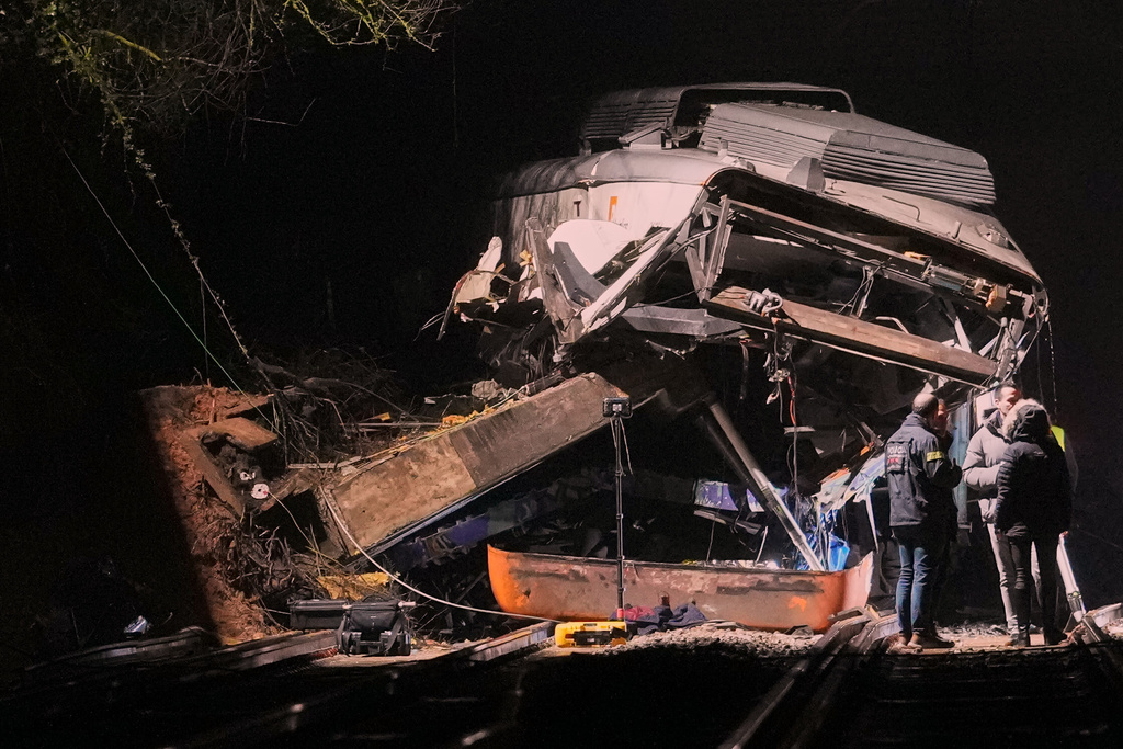 Emergency crews respond after a commuter train derailed when a retaining wall collapsed onto the tracks in Gelida, near Barcelona, Spain, Tuesday, Jan. 20, 2026. (AP Photo/Joan Mateu Parra)
