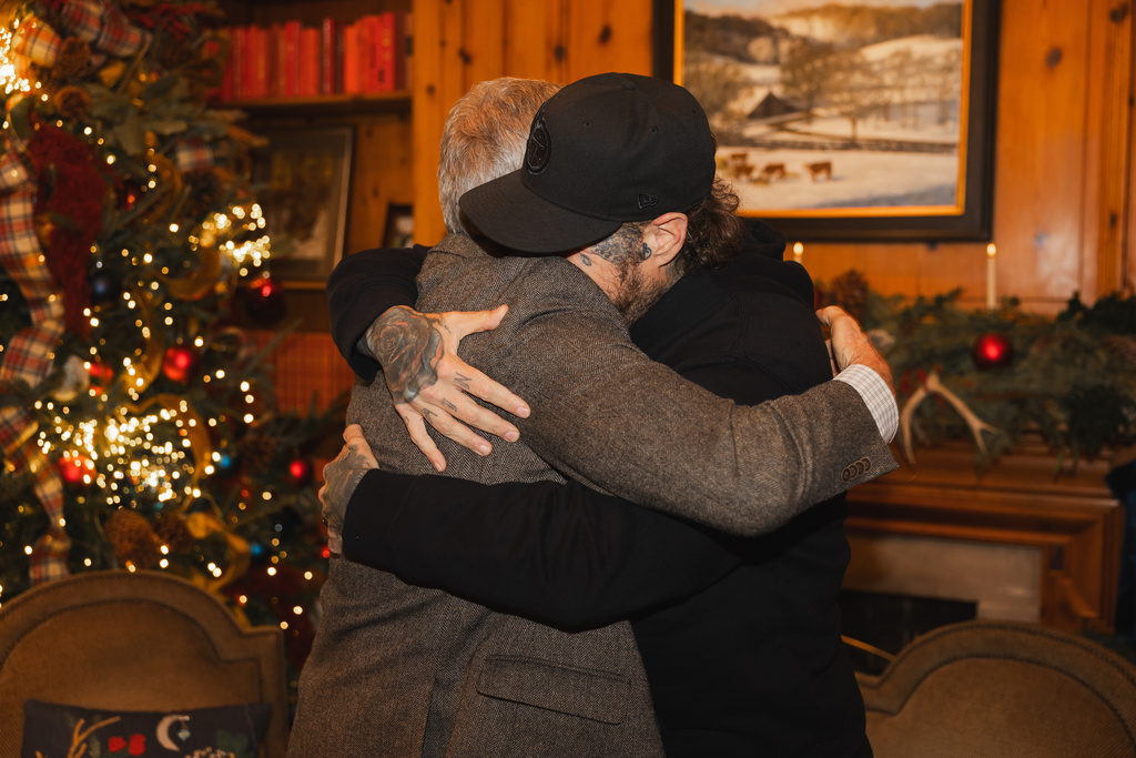 This photo provided by the office of Tennessee Gov. Bill Lee shows Gov. Bill Lee, left, hugs country musician Jelly Roll on Thursday, Dec. 18, 2025, at the Tennessee Governor's Mansion in Oak Hill, Tenn. (Brandon Hull/Office of Gov. Bill Lee via AP)