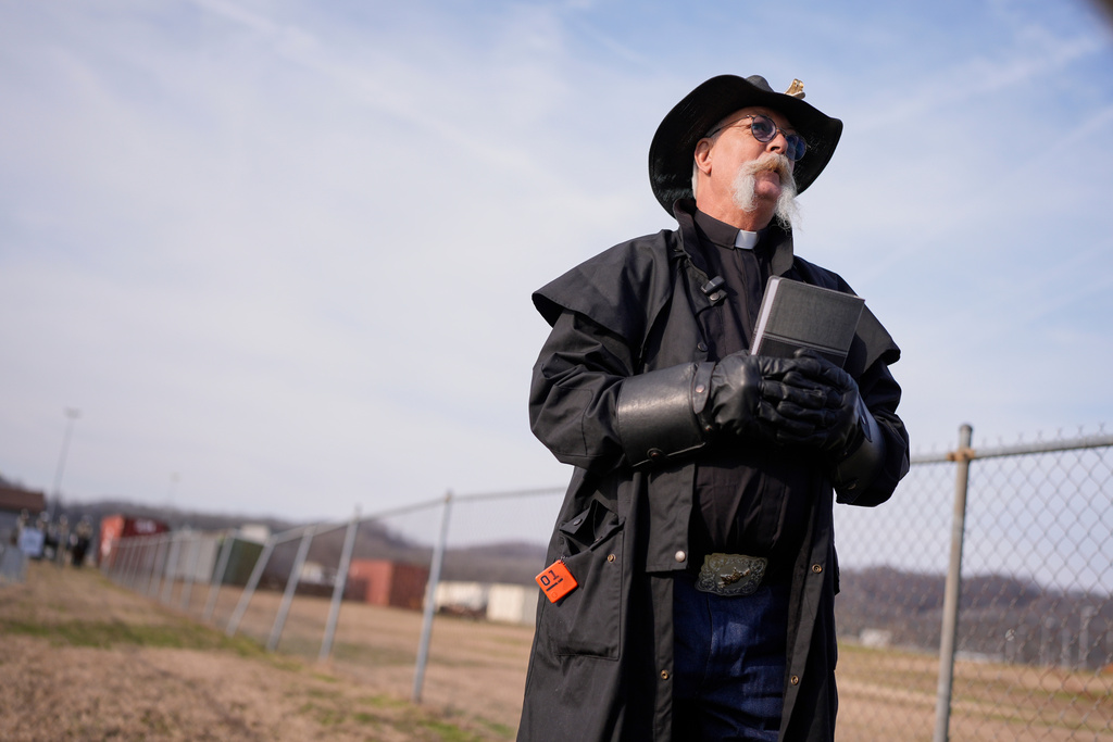 Rev. Rick Laude stands in the area reserved for pro-death penalty advocates outside Riverbend Maximum Security Institution before the execution of Harold Wayne Nichols, Thursday, Dec. 11, 2025, in Nashville, Tenn. (AP Photo/George Walker IV)