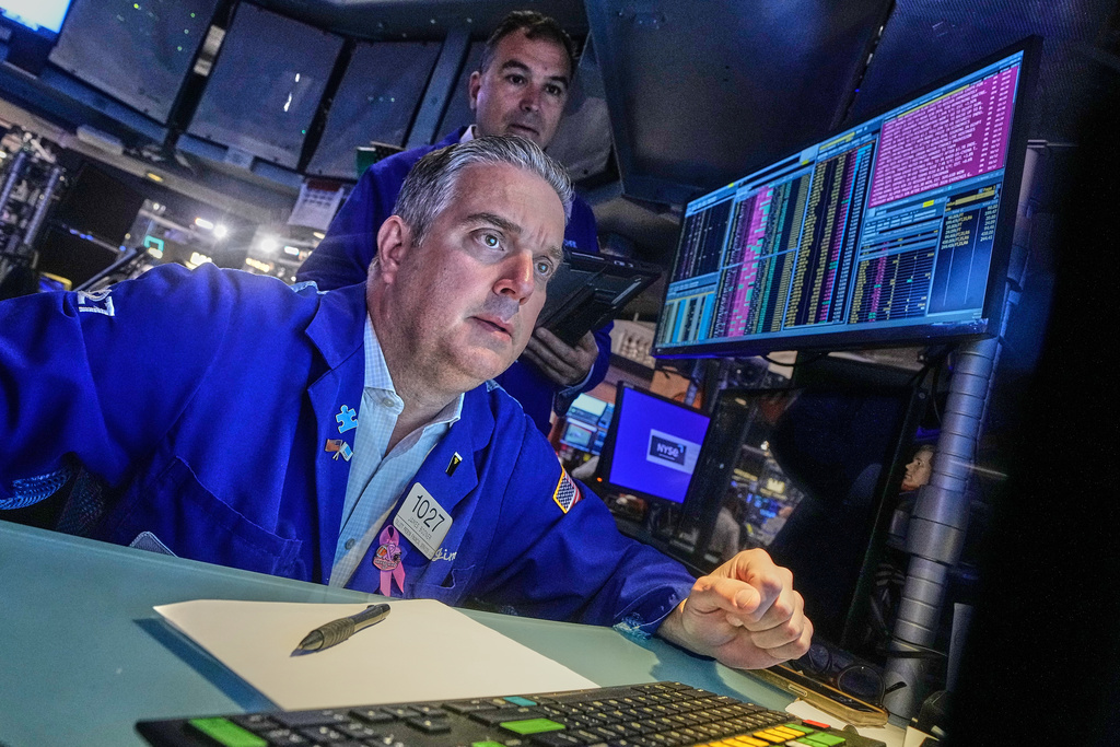 Traders James Bodner, foreground, and Chris Lagana work on the floor of the New York Stock Exchange, Monday, Oct. 13, 2025. (AP Photo/Richard Drew)