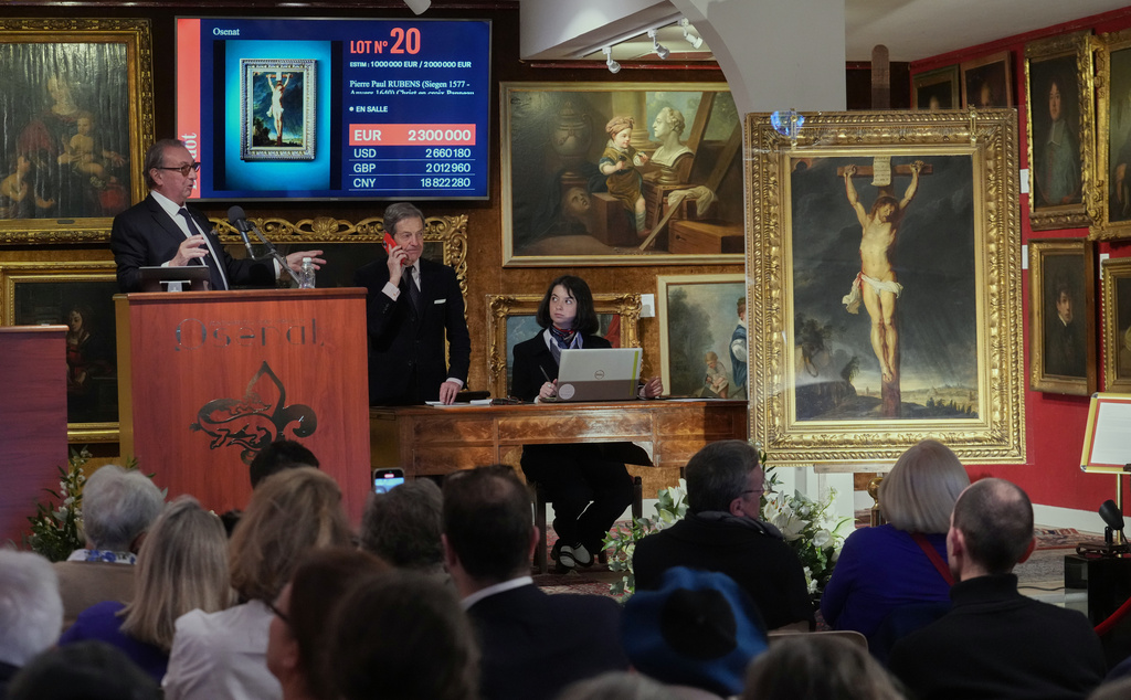 Auction officer Jean-Pierre Osenat gestures as the long-lost painting "Crucifixion of Jesus Christ" by Baroque master Peter Paul Rubens was sold at auction for 2,3 million euros or $2.66 million in Versailles, west of Paris, Nov. 30, 2025. (AP Photo/Michel Euler)