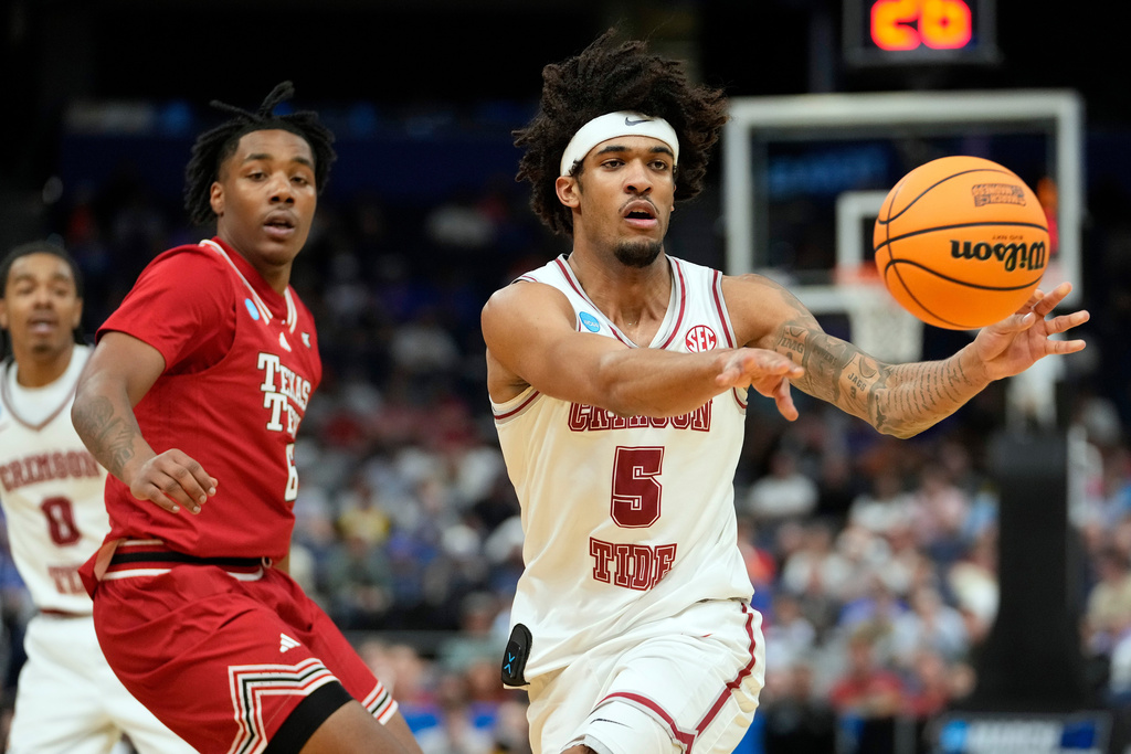 Alabama forward Amari Allen (5) makes a pass in front of Texas Tech forward Leon Horner (6) during the first half in the second round of the NCAA college basketball tournament Sunday, March 22, 2026, in Tampa, Fla. (AP Photo/Chris O'Meara)