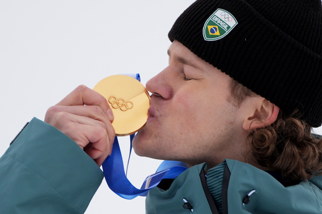 Brazil's Lucas Pinheiro Braathen kisses his gold medal for an alpine ski, men's giant slalom race, at the 2026 Winter Olympics, in Bormio, Italy, Saturday, Feb. 14, 2026. (AP Photo/Rebecca Blackwell)