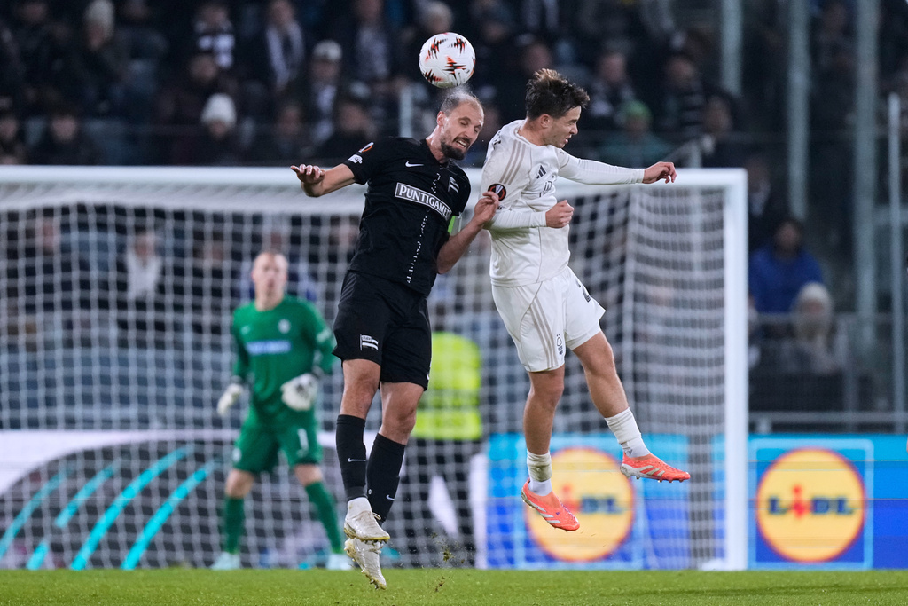 Sturm's Jon Gorenc Stankovic, left, goes for a header with Nottingham Forest's James McAtee during the Europa League soccer match between Sturm Graz and Nottingham Forest, in Graz, Austria, Thursday, Nov. 6, 2025. (AP Photo/Darko Bandic)