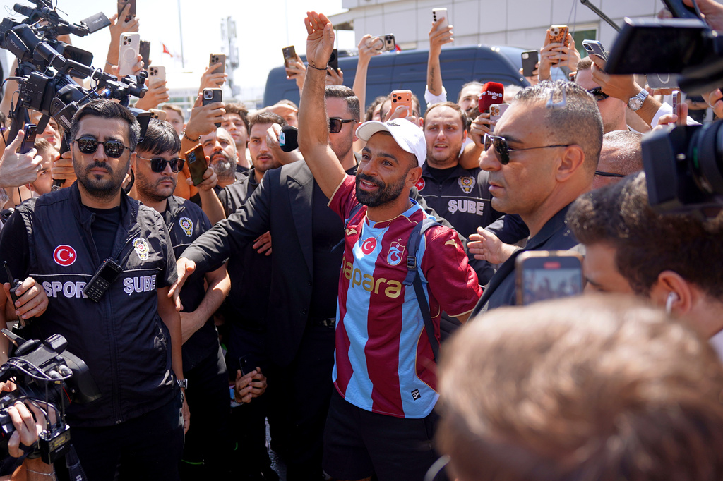 Egypt's Mohamed Salah wearing his new Trabzonspor team jersey gestures to supporters as he arrives at the airport in Istanbul, Turkey, Wednesday, Aug. 5, 2026. (Samet Yalcin/DIA Photo via AP)