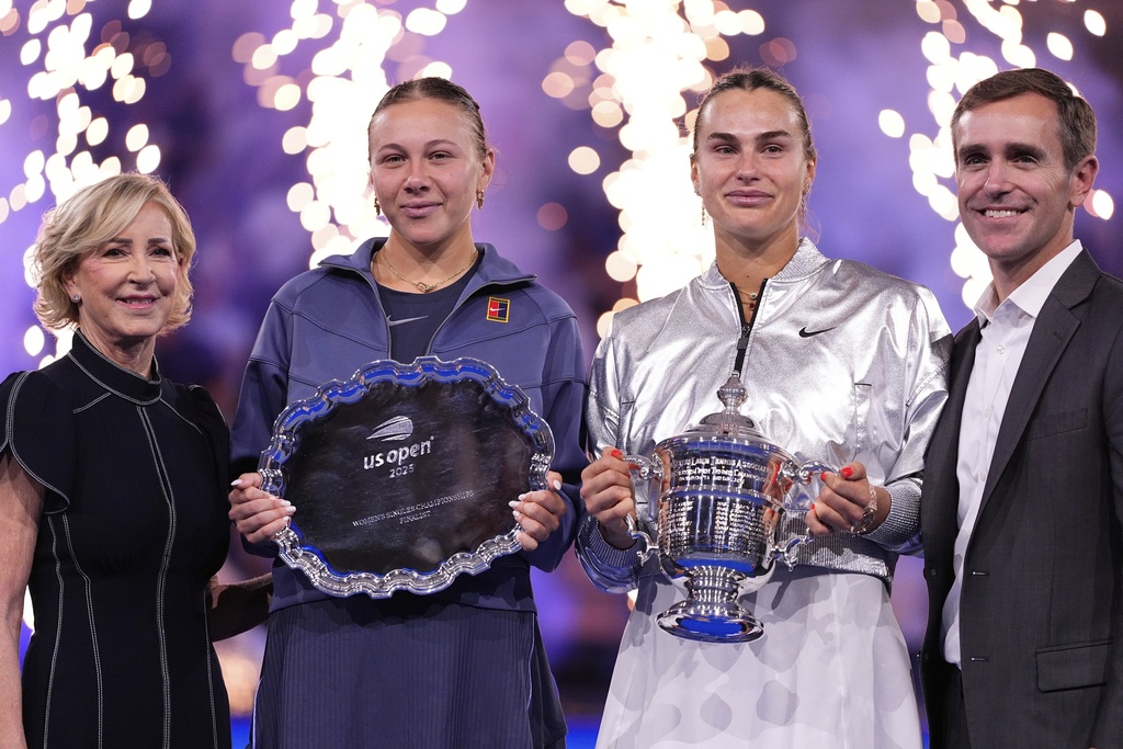 Aryna Sabalenka, of Belarus, and Amanda Anisimova, of the United States, jhold their trophies after the women's finals of the U.S. Open tennis championships, Saturday, Sept. 6, 2025, in New York. (AP Photo/Yuki Iwamura)