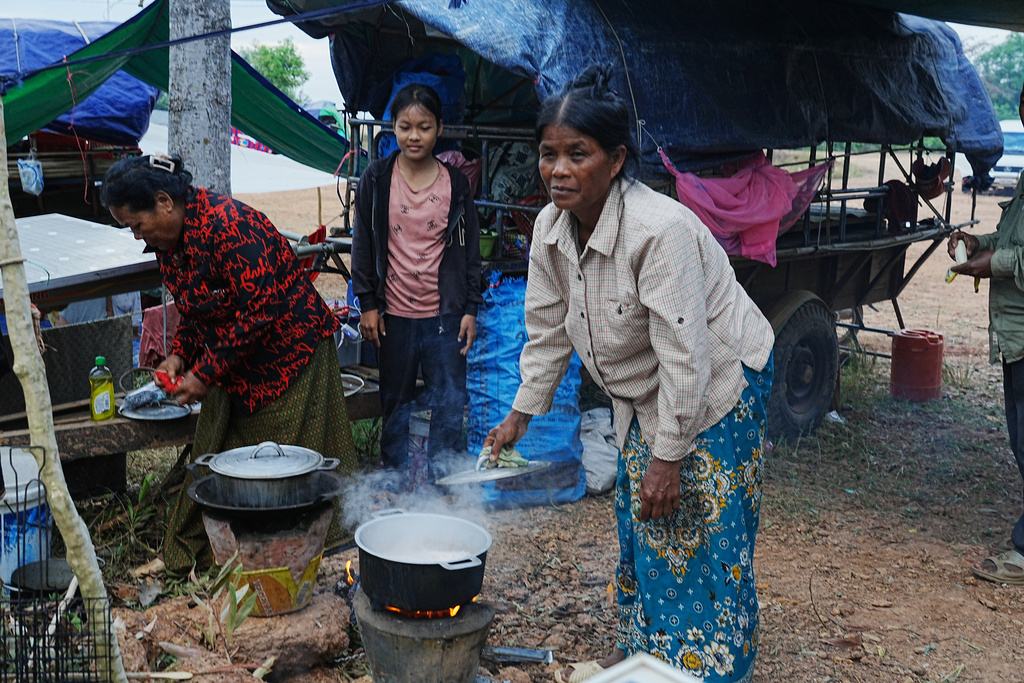 People cook breakfast as they take refuge in Srey Snam, Siem Reap province, Cambodia Wednesday, Dec. 10, 2025, after fleeing from home following a fighting between Cambodia and Thailand over territorial claims. (AP Photo/Heng Sinith)