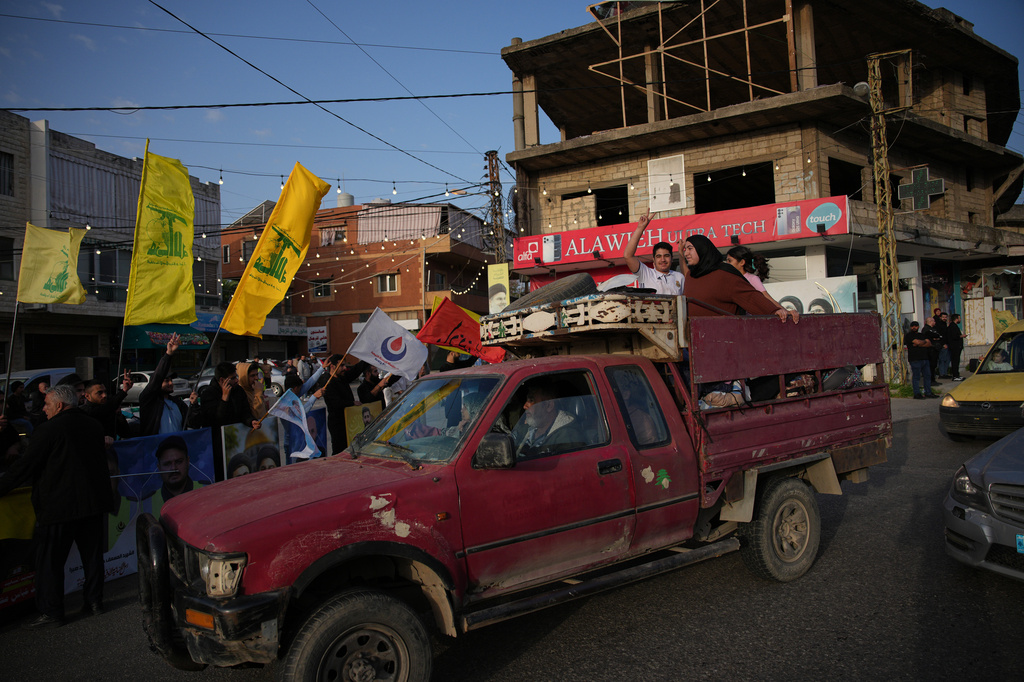 Displaced residents drive back to their villages as locals wave Hezbollah flags following a ceasefire between Israel and Hezbollah, in Zefta, southern Lebanon, Friday, April 17, 2026. (AP Photo/Hassan Ammar)