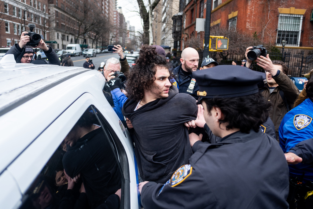La policía detiene a Emir Balat luego que intentó detonar un artefacto explosivo durante una protesta en Nueva York el 7 de marzo del 2026. (AP foto/Julius Constantine Motal)
