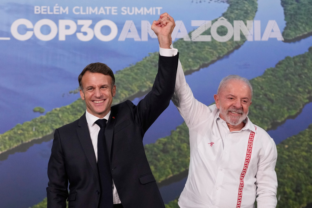 Brazil's President Luiz Inacio Lula da Silva, right, and France President Emmanuel Macron pose for photos after meeting during the COP30 U.N. Climate Summit, in Belem, Brazil, Thursday, Nov. 6, 2025. (AP Photo/Eraldo Peres)