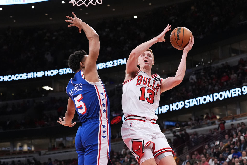 Chicago Bulls guard/forward Kevin Huerter, right, drives to the basket against Philadelphia 76ers guard Quentin Grimes during the first half of an NBA basketball game in Chicago, Tuesday, Nov. 4, 2025. (AP Photo/Nam Y. Huh)