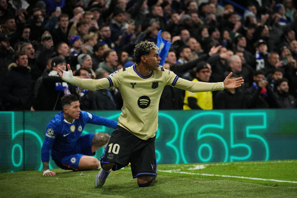 Barcelona's Lamine Yamal gestures during the Champions League opening phase soccer match between Chelsea and Barcelona in London, Tuesday, Nov. 25, 2025. (AP Photo/Kin Cheung)