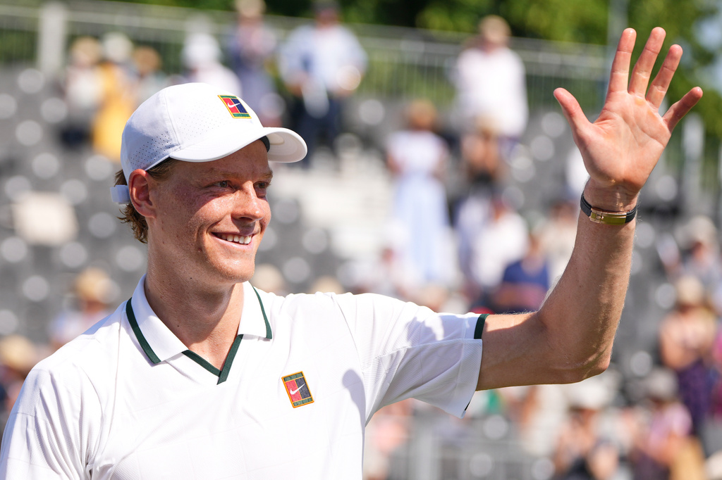 Jannik Sinner of Italy waves to supporters after a tennis exhibition match against Cameron Norrie of Great Britain at the Hurlingham Tennis Club in London, Wednesday, June 24, 2026.(AP Photo/Kirsty Wigglesworth)