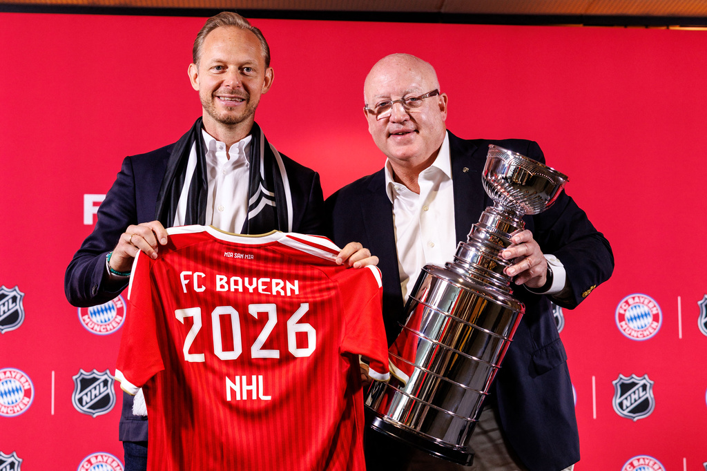 Rouven Kasper, left, chief marketing and sales officer for FC Bayern Munich AG, and Bill Daly, deputy commissioner of the NHL, pose during a joint press conference by FC Bayern Munich and the National Hockey League, Thursday, Aug. 20, 2026, in Munich. (Matthias Balk/dpa via AP)