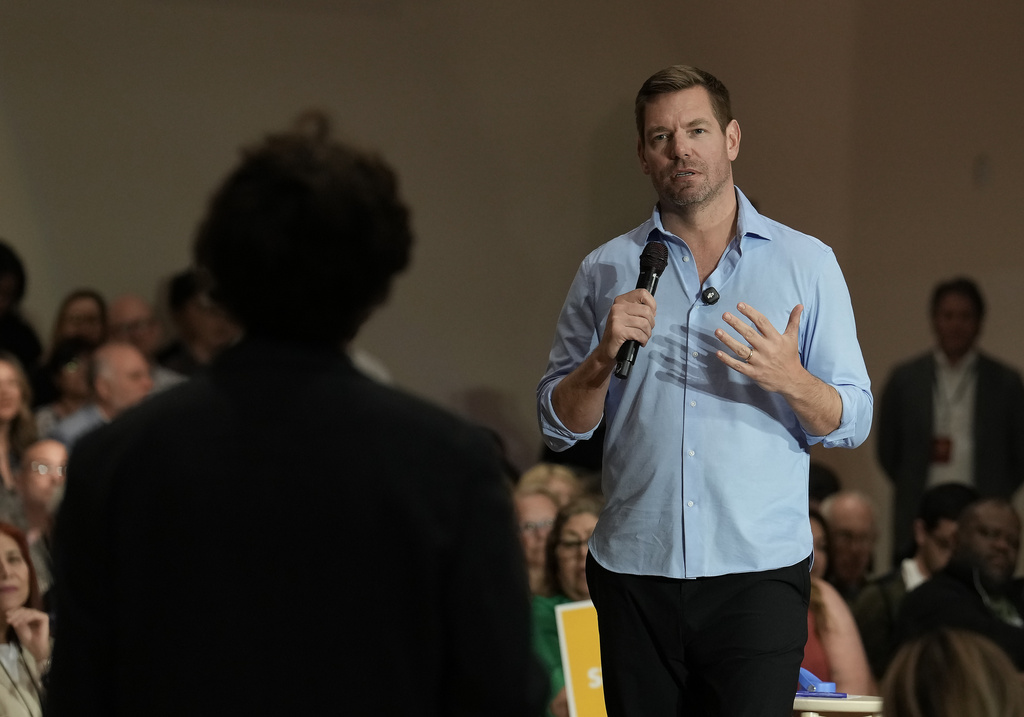 California gubernatorial candidate, Rep. Eric Swalwell, D-CA answers a question from University of California, Davis, student, Patrick Mason, during a town hall meeting in Sacramento, Calif., Tuesday, April 7, 2026. (AP Photo/Rich Pedroncelli)