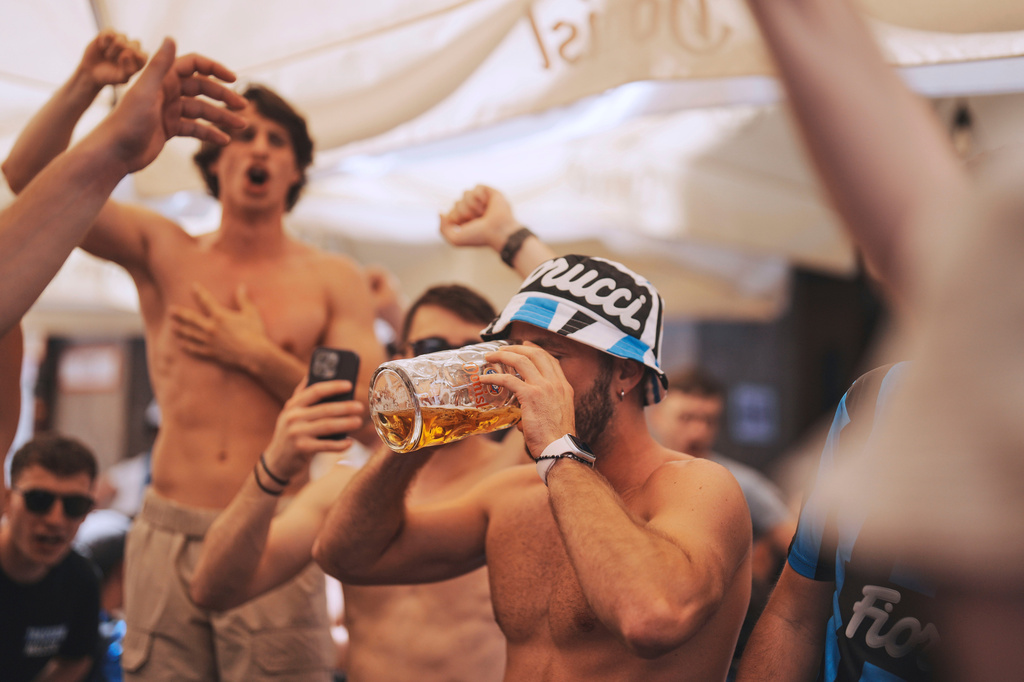 FILE - An Inter fan drinks a beer in the city center ahead of the Champions League final soccer match between Paris Saint-Germain and Inter Milan in Munich, Germany, May 31, 2025. (AP Photo/Markus Schreiber, File)