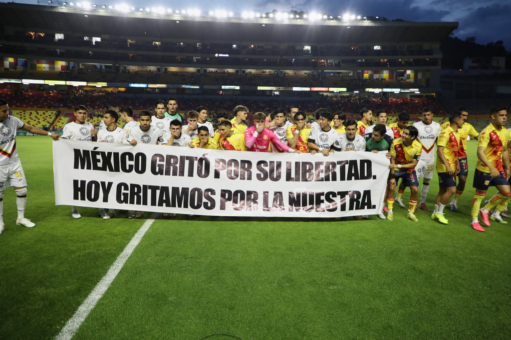 Players of Atletico Morelia and Leones Negros hold a sign that reads, "Mexico shouted for its freedom. Today, we shout for ours," before a Mexican second-division soccer match in Morelia, Michoacan state, Mexico, Saturday, Sept. 19, 2026. (AP Photo/Armando Solis)