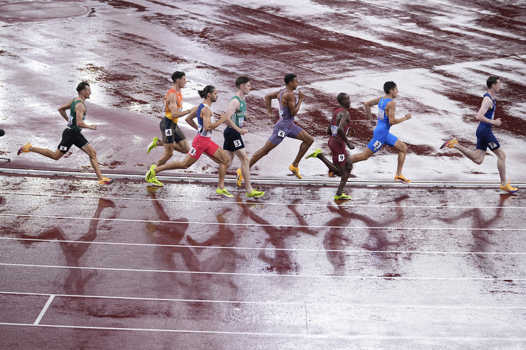 Athletes compete in the men's 800 meters semifinal at the World Athletics Championships in Tokyo, Thursday, Sept. 18, 2025. (AP Photo/Abbie Parr)