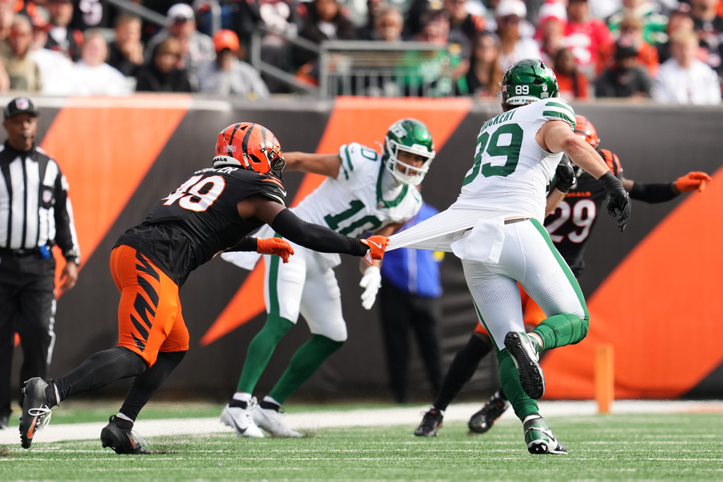 New York Jets tight end Jeremy Ruckert (89) runs after a catch past Cincinnati Bengals linebacker Barrett Carter (49) after a catch during the second half of an NFL football game, Sunday, Oct. 26, 2025, in Cincinnati. (AP Photo/Jeff Dean)