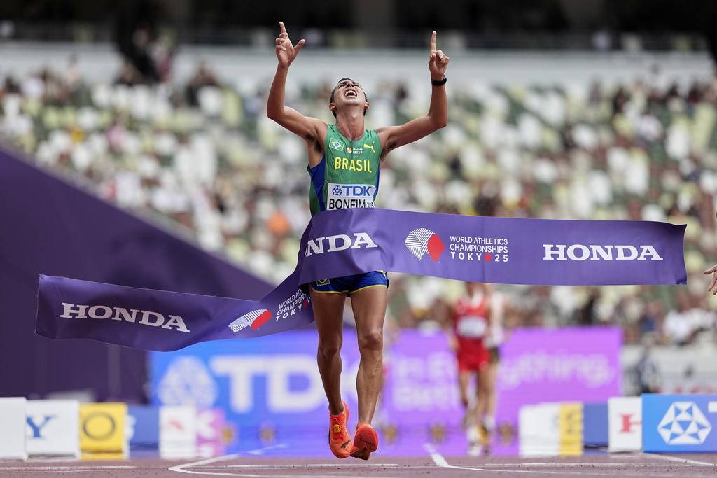 Brazil's Caio Bonfim celebrates winning the gold medal in the men's 20 kilometers race walk at the World Athletics Championships in Tokyo, Saturday, Sept. 20, 2025. (AP Photo/Petr David Josek)