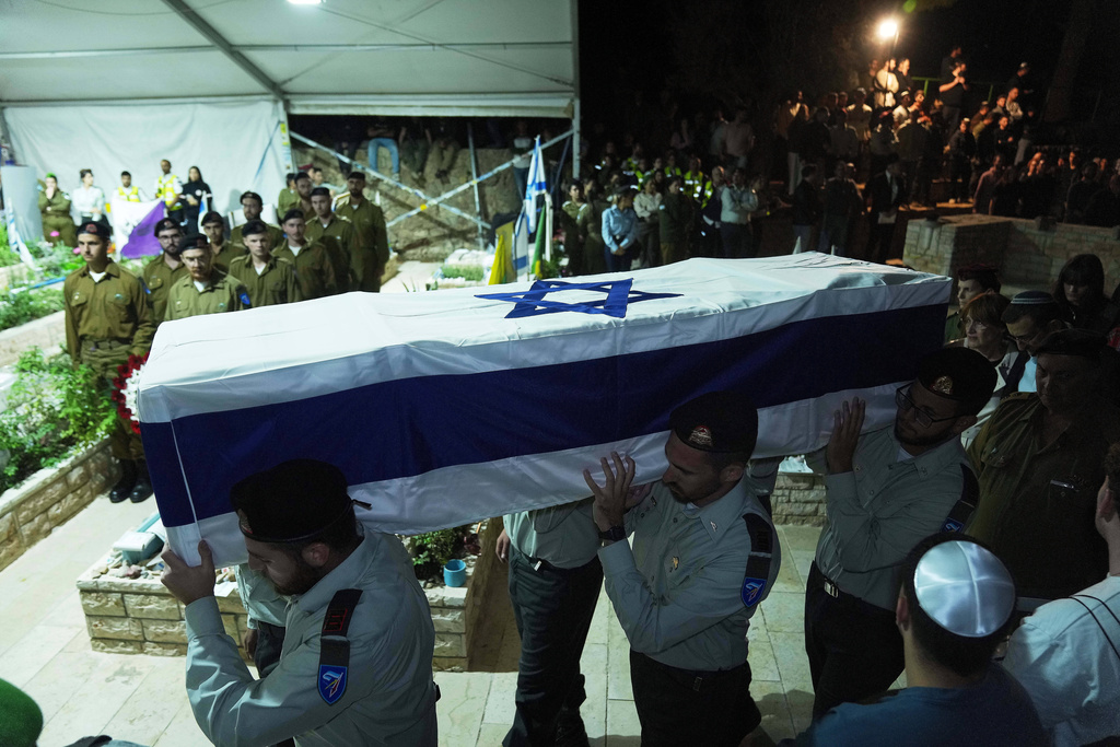 Israeli soldiers carry the coffin of slain hostage Captain Daniel Peretz during his funeral at Mt. Herzl military cemetery in Jerusalem, Wednesday, Oct. 15, 2025. Peretz's body was returned from Gaza to Israel as part of a ceasefire agreement between Israel and Hamas. (AP Photo/Francisco Seco)