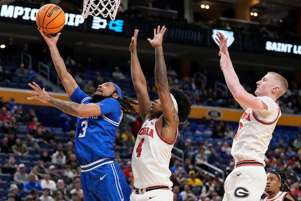 Saint Louis guard Trey Green (3) shoots over Georgia guard Marcus Millender (4) during the second half in the first round of the NCAA college basketball tournament, Thursday, March 19, 2026, in Buffalo, N.Y. (AP Photo/Yuki Iwamura)