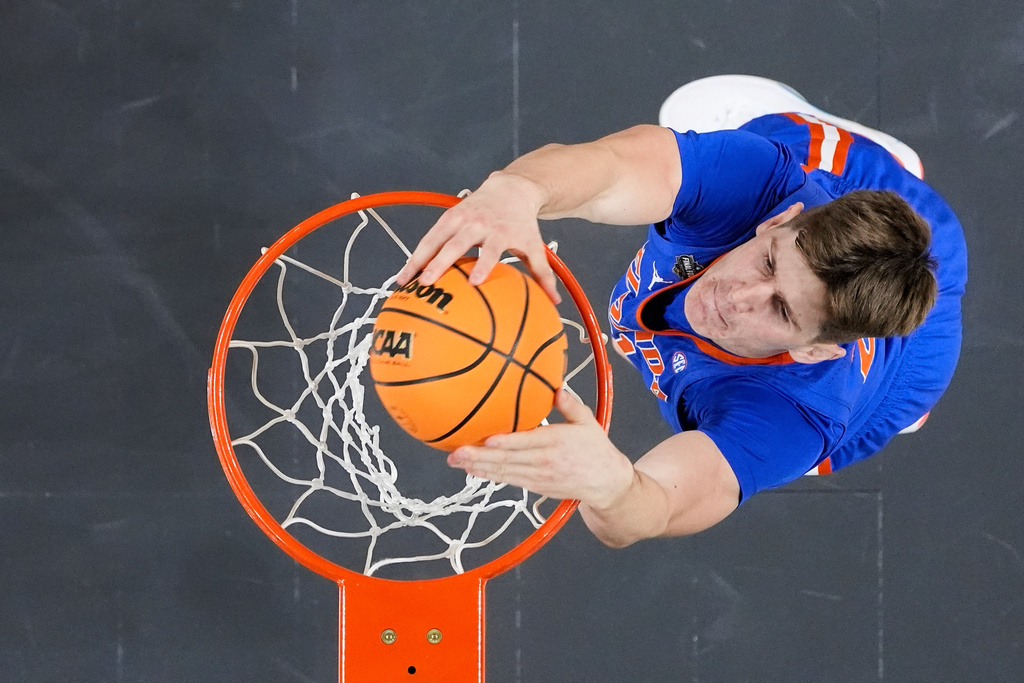 FILE - Florida's Alex Condon dunks the ball against Houston during the second half in the national championship at the Final Four of the NCAA college basketball tournament, Monday, April 7, 2025, in San Antonio. (AP Photo/Eric Gay)