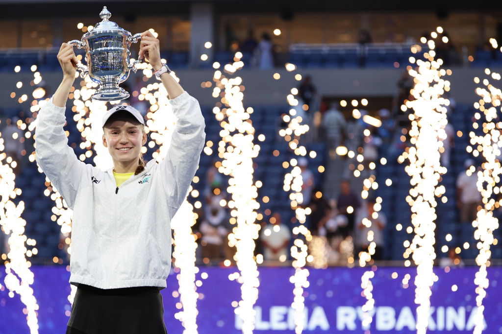 Elena Rybakina, of Kazakhstan, holds up her trophy after winning the women's singles final of the U.S. Open tennis championships against Aryna Sabalenka, of Belarus, Saturday, Sept. 12, 2026, in New York. (AP Photo/Adam Hunger)