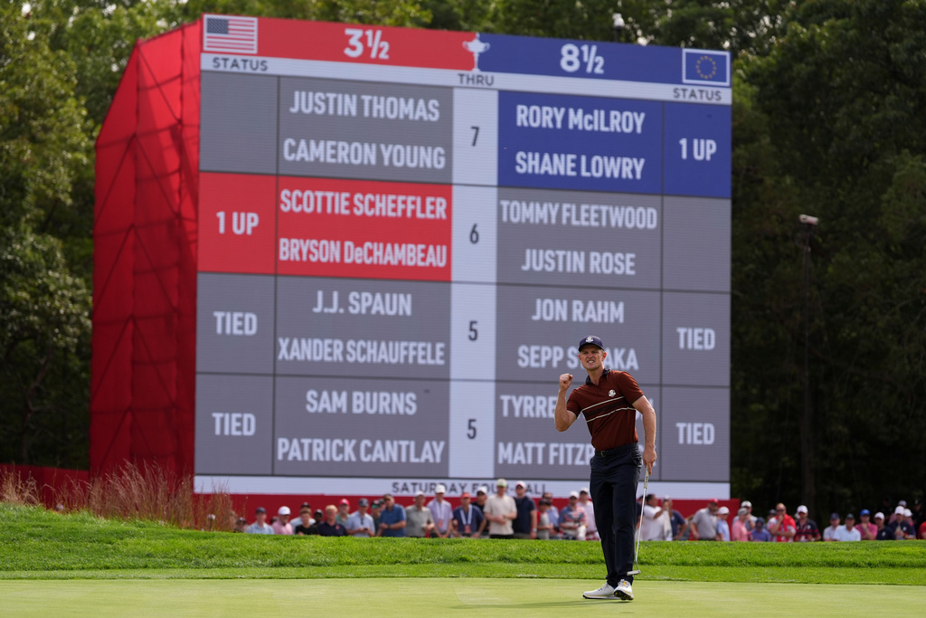 Europe's Justin Rose celebrates after a putt on the seventh hole at Bethpage Black golf course during the Ryder Cup golf tournament, Saturday, Sept. 27, 2025, in Farmingdale, N.Y. (AP Photo/Lindsey Wasson)