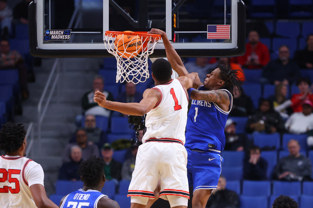 Saint Louis guard Quentin Jones, right, dunks past Georgia forward Kareem Stagg during the second half in the first round of the NCAA college basketball tournament, Thursday, March 19, 2026, in Buffalo, N.Y. (AP Photo/Jeffrey T. Barnes)