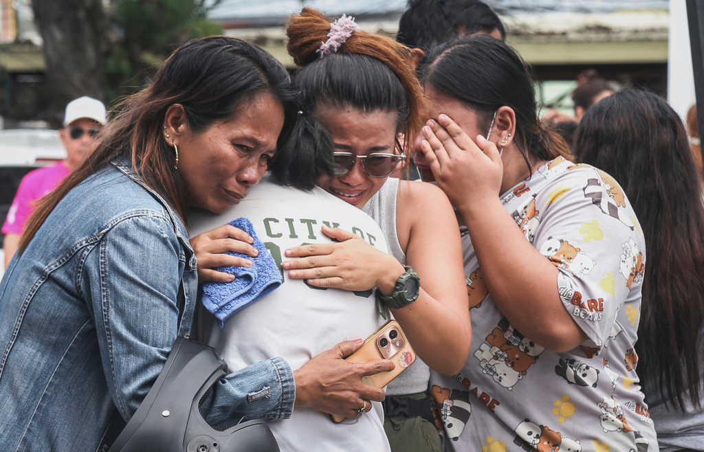 People grieve after identifying the body of a victim outside Cebu Provincial Hospital in Bogo City, Wednesday, Oct. 1, 2025. (AP Photo/Jacqueline Hernandez)