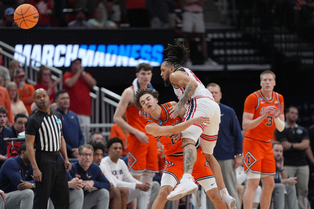 Illinois guard Keaton Wagler, left, is fouled by Houston guard Emanuel Sharp (21) during the second half in the Sweet 16 of the NCAA college basketball tournament Thursday, March 26, 2026, in Houston. (AP Photo/Eric Gay)