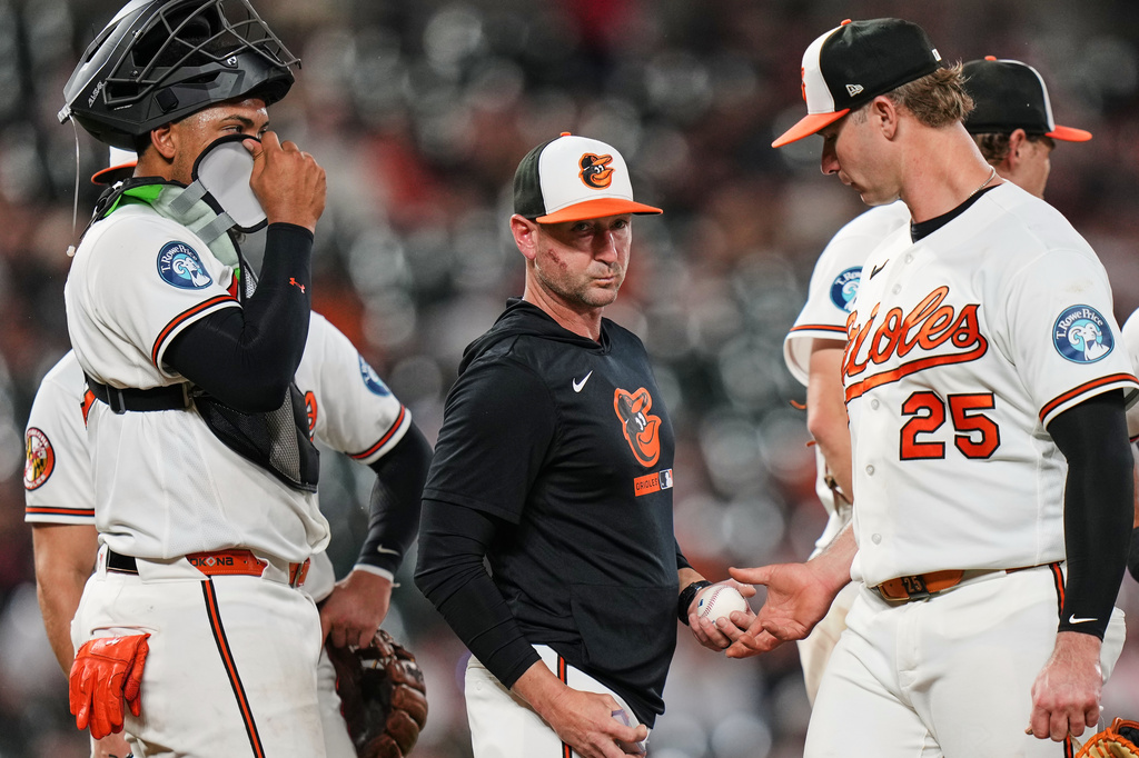 Baltimore Orioles manager Craig Albernaz, center, visits the mound to make a pitching substitution during the fifth inning of a baseball game against the Arizona Diamondbacks, Tuesday, April 14, 2026, in Baltimore. (AP Photo/Stephanie Scarbrough)