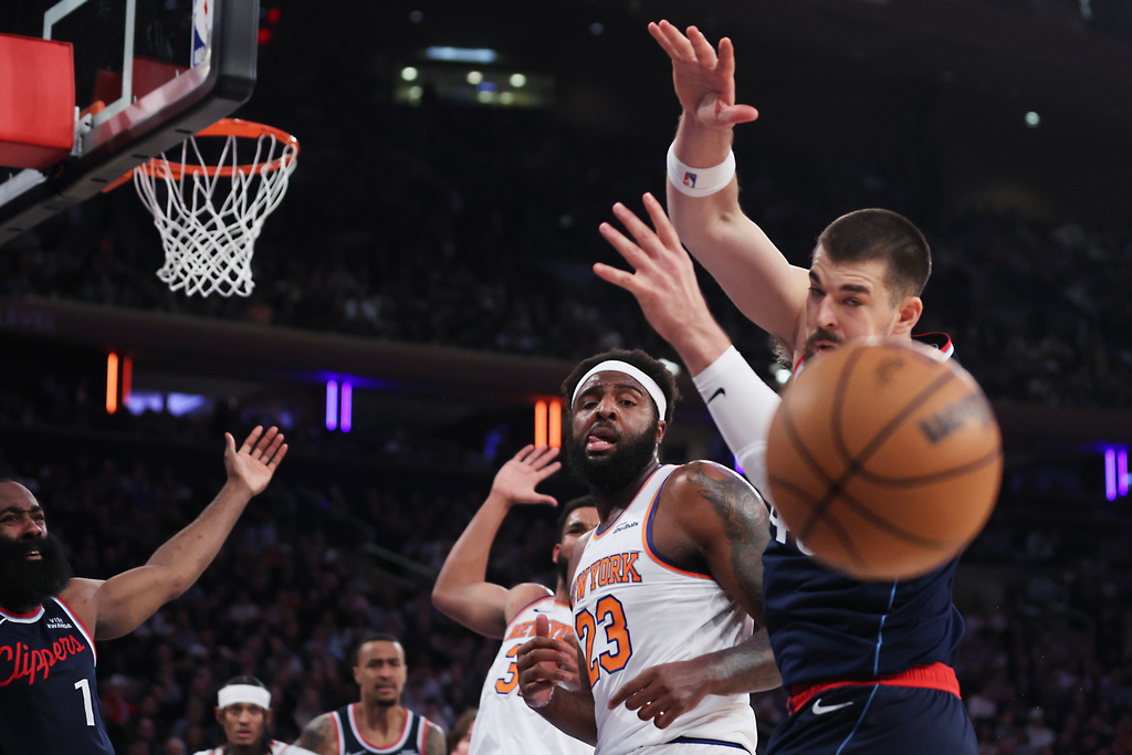 New York Knicks center Mitchell Robinson (23) and LA Clippers center Ivica Zubac, right, watch the ball go out of bounds during the first half of an NBA basketball game, Wednesday, Jan. 7, 2026, in New York. (AP Photo/Heather Khalifa)